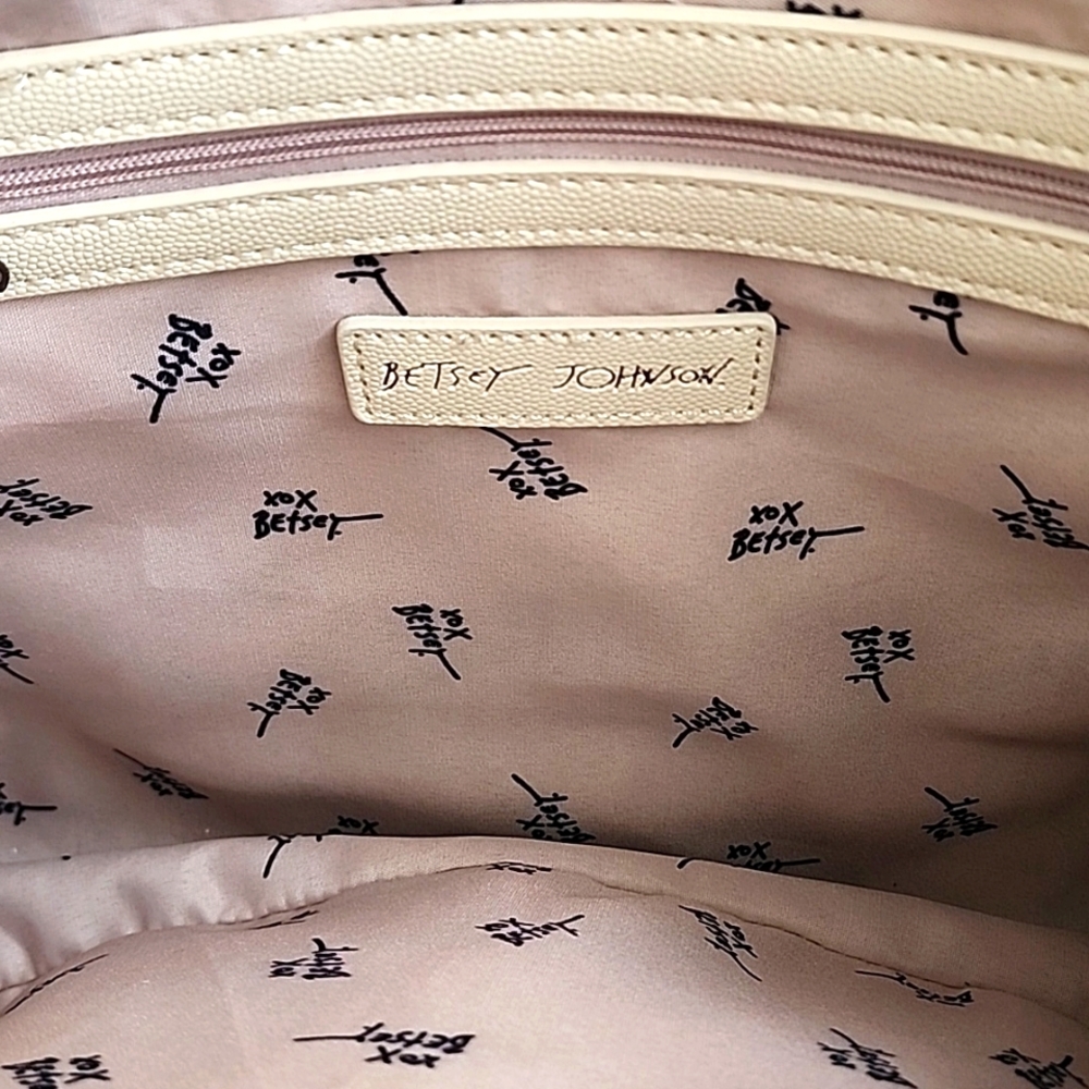 Betsey Johnson Women's NWT White XOTOTE-U Tote Bag w/Removable Heart Pouch. - Picture 3 of 10